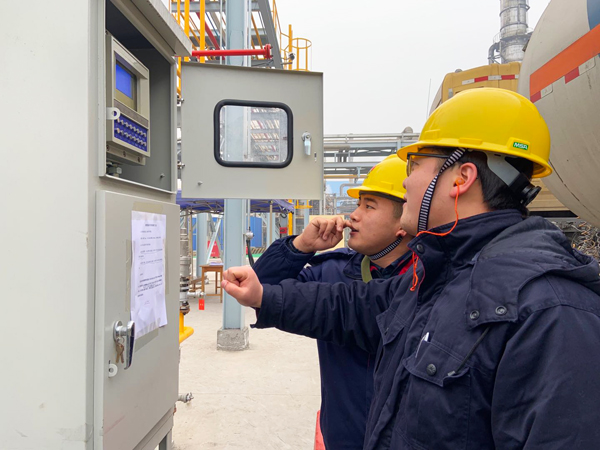 1579915910843892.jpeg 王少鋒給徒弟教操作.jpg