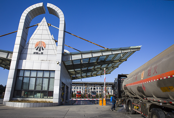 03    2020年2月17日星期一，下午三點(diǎn)半罐區(qū)治安科門衛(wèi)人員在為拉甲醇車輛消毒。.jpg