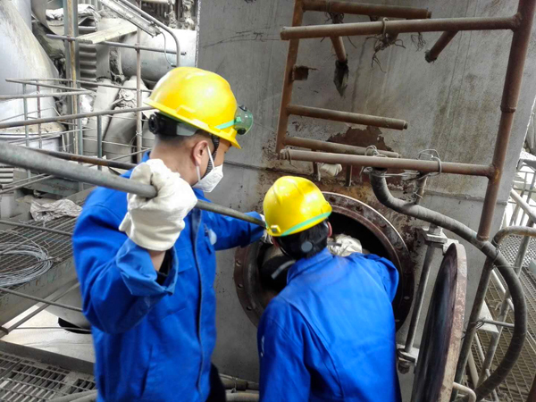 1586105300600651.jpeg 工藝人員正在清理3號(hào)爐返料器內(nèi)積灰.jpg