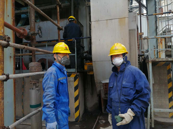 1586105355523565.jpeg 剛才3號(hào)爐膛出來(lái)的動(dòng)力車間設(shè)備技術(shù)員魏曉明、機(jī)械修造部技術(shù)員王明科.jpg