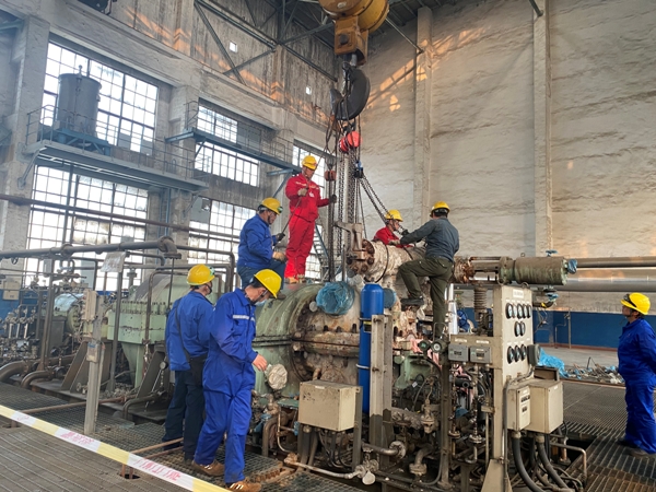 1605433641722351.jpeg 尿素車間二氧化碳?jí)嚎s機(jī)透平揭開大蓋.jpg