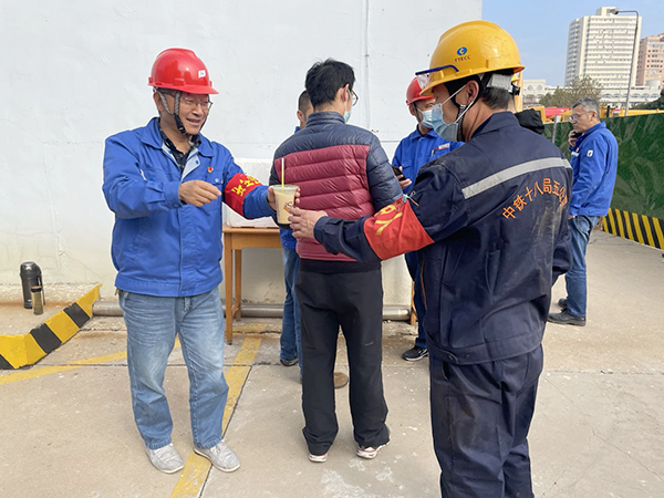 1605775779900199.jpeg 工會深入檢修現(xiàn)場送溫暖3.jpg