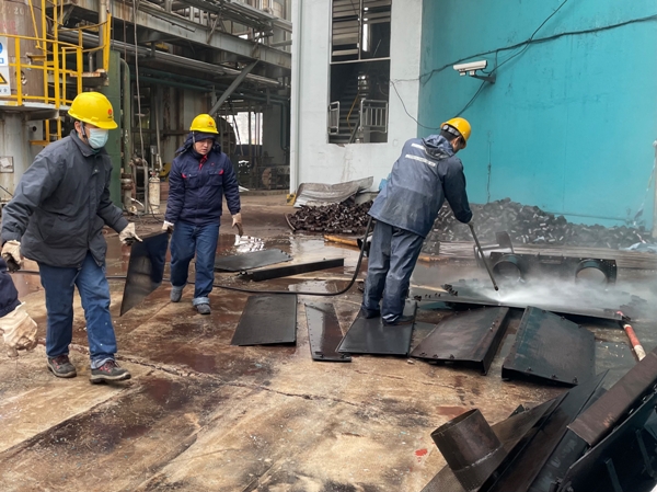 1607246259757052.jpeg 2 副班長(zhǎng)羅俊德與左林林配合清洗DA202塔盤(pán).jpg