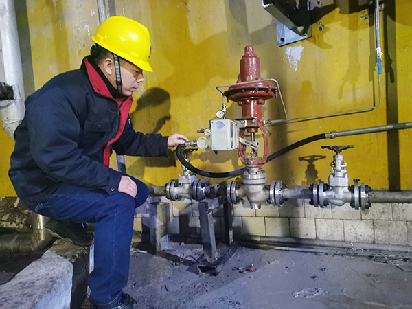 1607592421120885.jpeg 技術(shù)員曾迎軍在檢查新安裝閥門.jpg