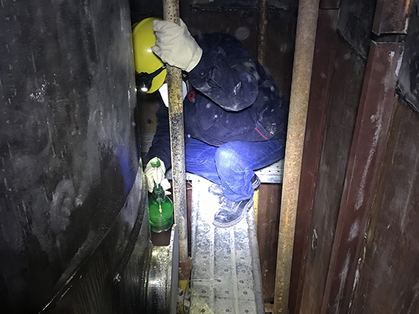 1607592541810535.jpeg 操作人員正在冷箱內(nèi)進行查漏.jpg