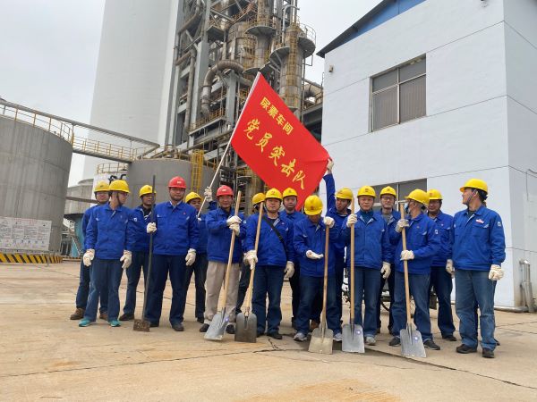 1634528878896736.jpeg 尿素車間黨員突擊隊(duì).jpg