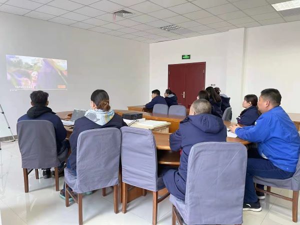 1643502173641614.jpeg 彬州化驗(yàn)室黨員集中觀看.jpg