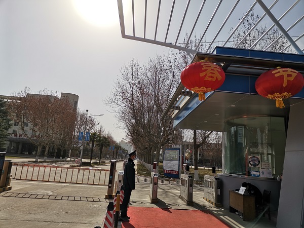 1643794585953314.jpeg 廠(chǎng)區(qū)門(mén)口的燈籠“春.jpg