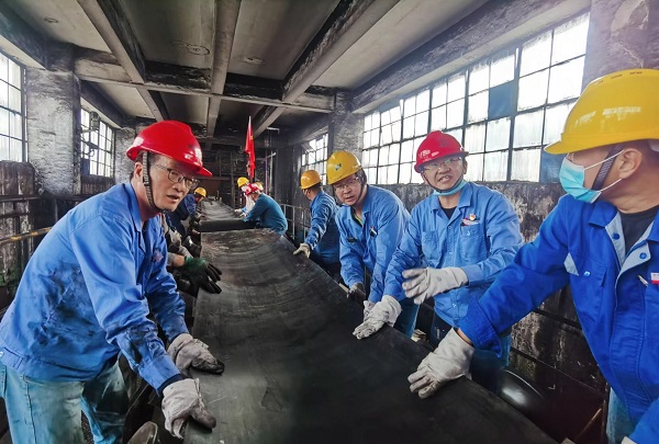 1652751619266744.jpeg 4號帶b側(cè)新帶穿入現(xiàn)場 - 副本.jpg