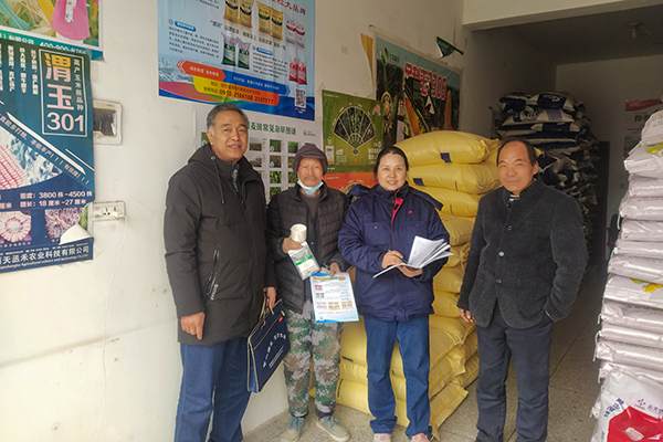 2月10日，尿素銷(xiāo)售人員在武功縣貞元鎮(zhèn)農(nóng)資店向農(nóng)戶發(fā)放宣傳資料。(副圖）.jpg