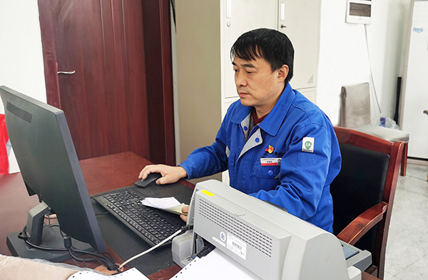 1677036965718039.jpeg 2023年2月22日運(yùn)銷(xiāo)市場(chǎng)部員工楊靖軍正在彬州化工學(xué)習(xí)銷(xiāo)售開(kāi)票1(副圖).jpg