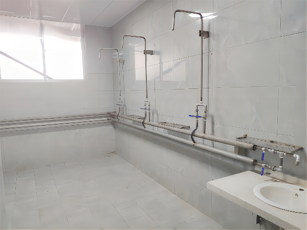 1677813612608536.png 機械修造部為職工新建干凈明亮的洗浴間(1).png