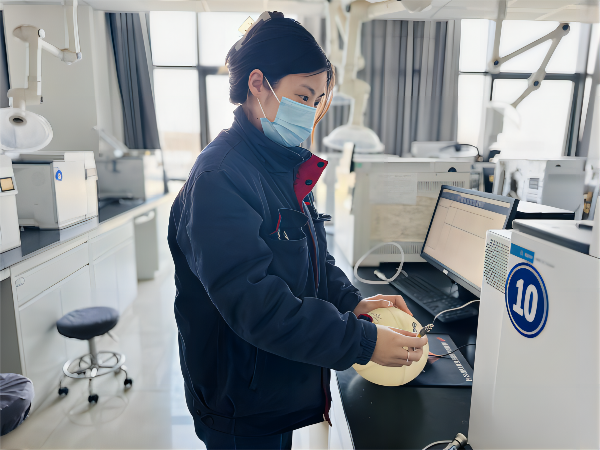 1678244906820681.png 3月8日蘇洹玉在化驗(yàn)室分析樣品(1).png