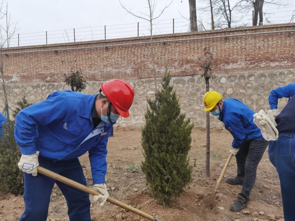 1678950010429659.jpeg 水汽車間領(lǐng)導(dǎo)班子成員周永峰帶隊培土植樹.jpg