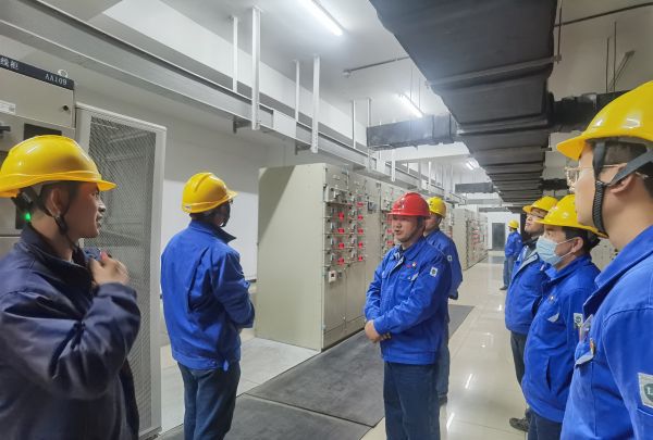 3月16日，對標(biāo)交流現(xiàn)場，技術(shù)組長于康健為大家講述配電室的運(yùn)維情況.jpg