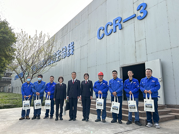 1679989097531212.jpeg 2023年3月28日在外專樓第一會(huì)議室對(duì)雙甲車間贈(zèng)送法律書(shū)籍(副圖).jpg