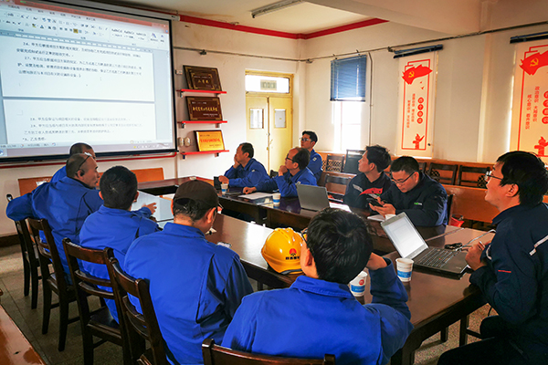 4月4日下午，物料車(chē)間召開(kāi)三期循環(huán)水優(yōu)化節(jié)能項(xiàng)目首次推進(jìn)會(huì)。參會(huì)人員有生產(chǎn)部、計(jì)控電儀部負(fù)責(zé)人員及物料車(chē)間主任、副主任、技術(shù)員。拍攝人：物料車(chē)間杜玲(副圖）.jpg