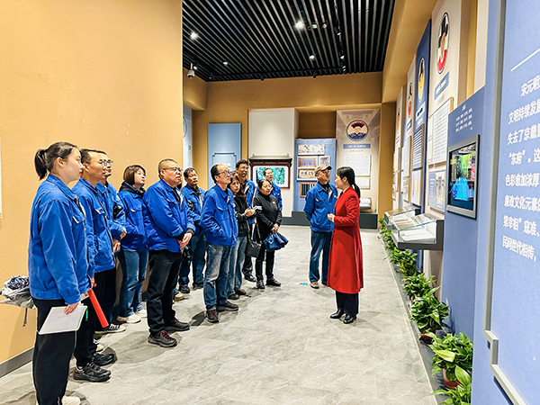 4月22日上午，物料車間黨支部組織黨員領(lǐng)導(dǎo)干部及行使公權(quán)力人員同家庭成員共赴渭南市博物館廉政廳，開展以“廉潔文化進(jìn)家庭 筑牢倡廉家防線”為主題的警示教育活動-講解員介紹展廳.jpg