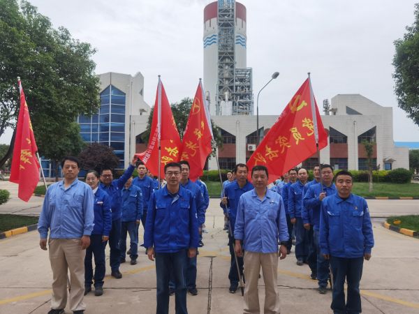 5月5日，計控電儀部組織開展“黨員突擊隊”“青年突擊隊”授旗活動.jpg