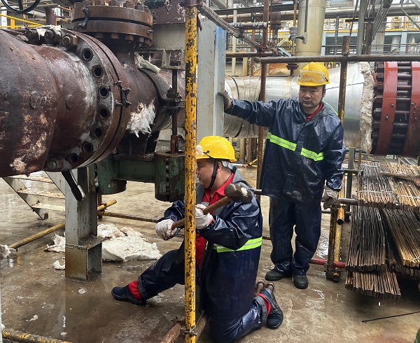 1683363263210389.jpeg 掄大錘 關(guān)閥門.jpg