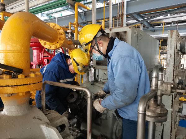 1683504365151611.jpeg 檢修人員仔細(xì)回裝聯(lián)軸節(jié).jpg