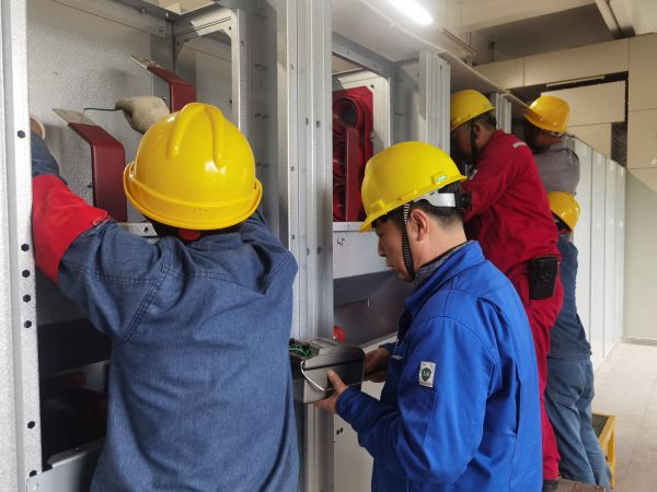 1683504608149621.jpeg 5月5日,檢修人員正在對(duì)開(kāi)關(guān)柜進(jìn)行絕緣檢查.jpg