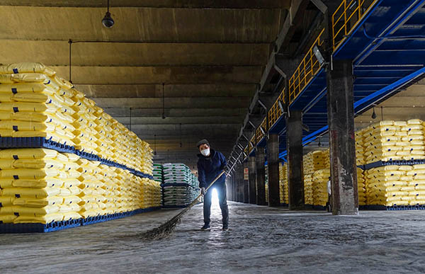 2023年4月運銷部鐵路科員工現(xiàn)場6S提升，擺放整齊劃一的尿素成品庫，現(xiàn)場地面衛(wèi)生時刻有清掃人員保持清潔   600.jpg