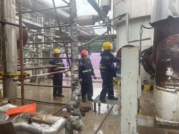 1683588963290852.jpeg 檢修贊歌-作業(yè)人員冒雨工作.jpg