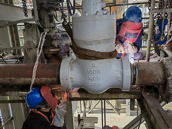5月12日，動力車間三期管廊上，進(jìn)行BW管線改造，檢修人員正在將新安裝的隔離閥與原管線焊接在一起.jpg