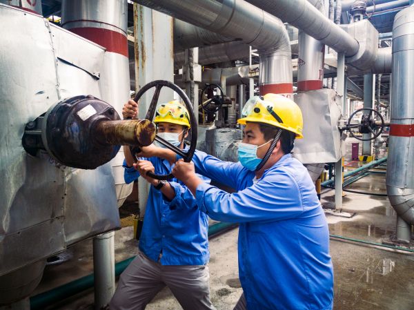 1684207011730512.jpeg 劉林濤奮力關(guān)閥門.jpg