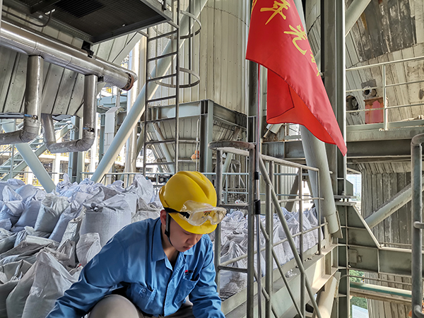 1684625833331259.jpeg 20日上午在檢修現(xiàn)場(chǎng)整理包裝袋的李哲.jpg