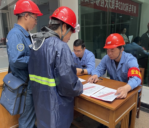 1684727088441282.jpeg 公司副總經(jīng)理趙強(qiáng)扎根一線(xiàn)”服務(wù)點(diǎn)“簽署動(dòng)火票1.jpg