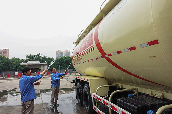 1685089008922724.jpeg 2023年5月運(yùn)銷市場部員工對(duì)車輛外觀衛(wèi)生進(jìn)行清掃保持干凈 600.jpg