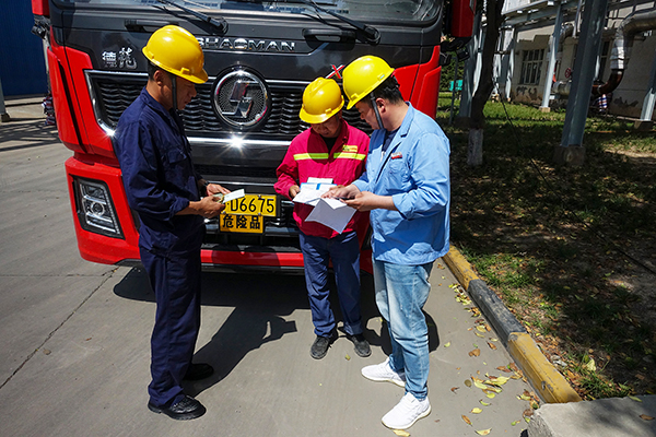 1685089041813655.jpeg 2023年5月化工科技公司對(duì)外來車輛信息進(jìn)行檢查 600.jpg