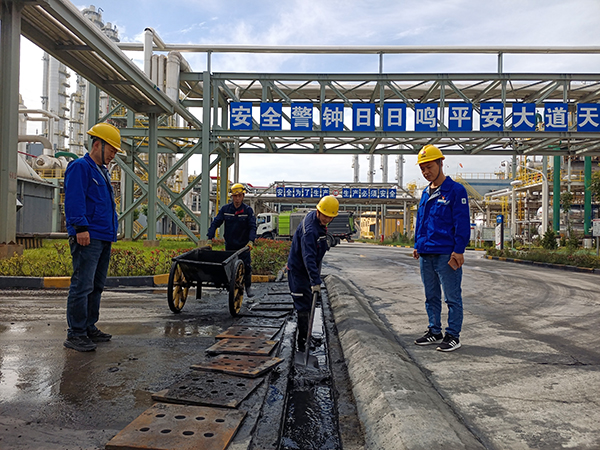 6月5日，運銷分部，張海波、曹侃等人員，在氣膜棚周圍清理排水渠。運銷分部 伍思盈 攝.jpg