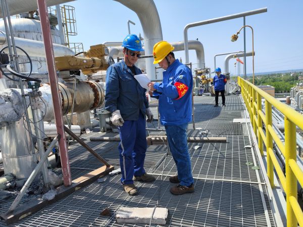 1687994800782176.jpeg 現(xiàn)場裝置區(qū)嚴(yán)格作業(yè)點安全票證辦理.jpg