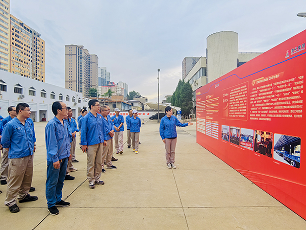 2023.7.6上午、物料車間黨支部、科技發(fā)展部黨支部黨員觀看觀“奮進新征程·建功新時代”渭化集團發(fā)展成果展--講解員介紹黨建引領(lǐng)成果展   600.jpg
