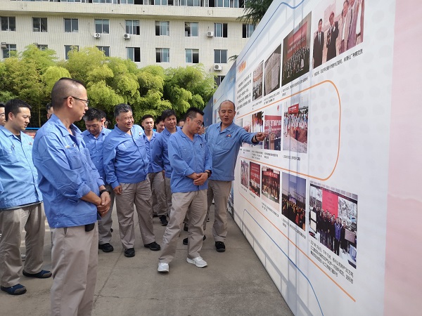 1688687136235762.jpeg 支部書記王琨帶領(lǐng)大家參觀“奮進(jìn)新征程·建功新時代”成果展 (4).jpg