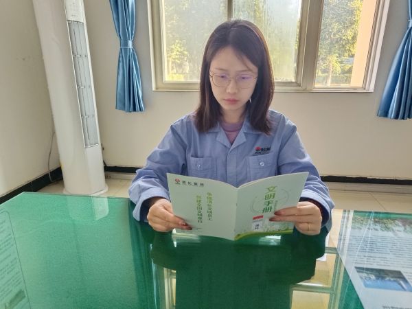 1690339047310948.jpeg 在學習員工文明手冊.jpg