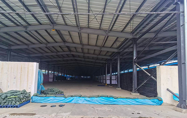 1691747269255391.jpeg 2023年8月4日運銷市場部員工根據(jù)天氣預(yù)報黃色預(yù)警提前對尿素庫區(qū)進(jìn)行圍擋1 600.jpg