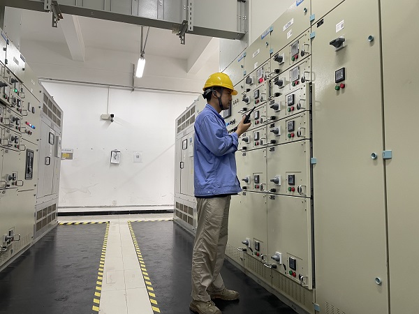 1693790950572255.jpeg 電儀分部員工用對講機與工藝人員溝通.jpg