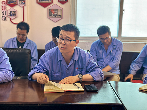 2023年9月4日-物料車間黨支部全體黨員在黨員活動室進行主題教育專題組織生活會會前集中學習-黨員、車間副主任秦昊研討發(fā)言.jpg