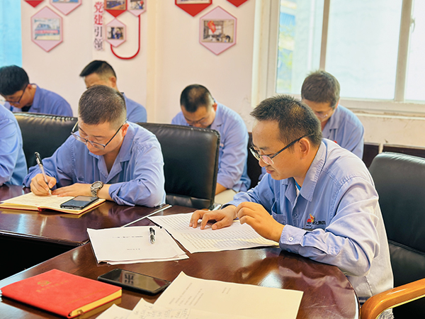 9月18日下午，物料車間黨支部紀檢委員孫文田為全體黨員講授廉潔主題黨課。 (3).JPG