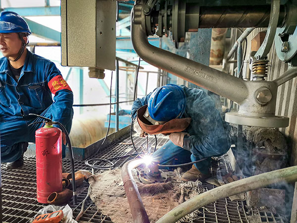 1696819889785213.jpeg 首臺吹灰器更換中.jpg