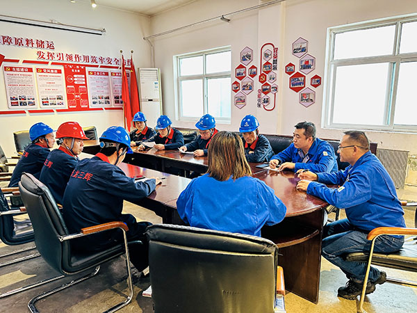10月8日，車間主任、技術(shù)員、安技員對外協(xié)檢修人員進(jìn)行安全教育及安全告知.jpg
