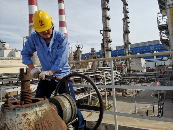 1696923552907845.jpeg 操作人員正在進行空壓機停車關閥工作.jpg