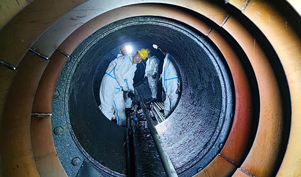 1696983374242254.jpeg 檢修人員更在進(jìn)行受限空間作業(yè).jpg