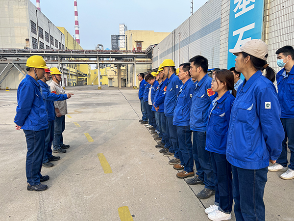 合成車間晨會上，王東亮正在進行安全叮囑.jpg