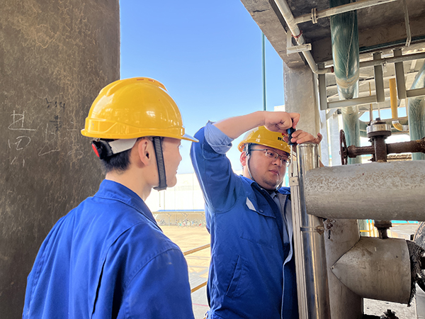 10月14日 青工王少峰，黨鑫在合成裝置現(xiàn)場(chǎng)加裝玻璃杯液位計(jì)蓋板  合成車(chē)間  趙悅.jpg