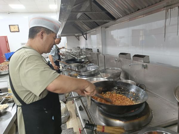 1697850526174315.jpeg 食堂廚師在炒菜.jpg